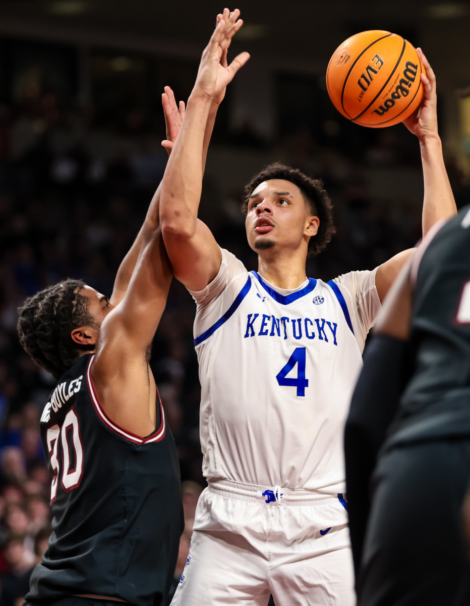 Collin Murray-Boyles contesting Kentucky forward Tre Mitchell's shot (23rd Jan., 2024)