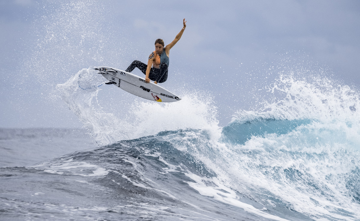 Molly Picklum training in Tahiti