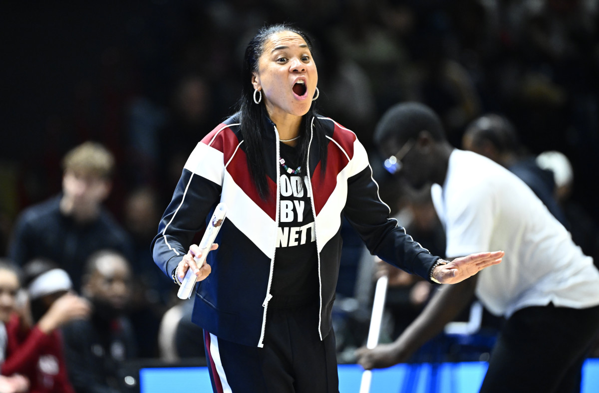 Dawn Staley giving instructions to her players in season-opener Vs. Notre Dame (6th Nov., 2023)