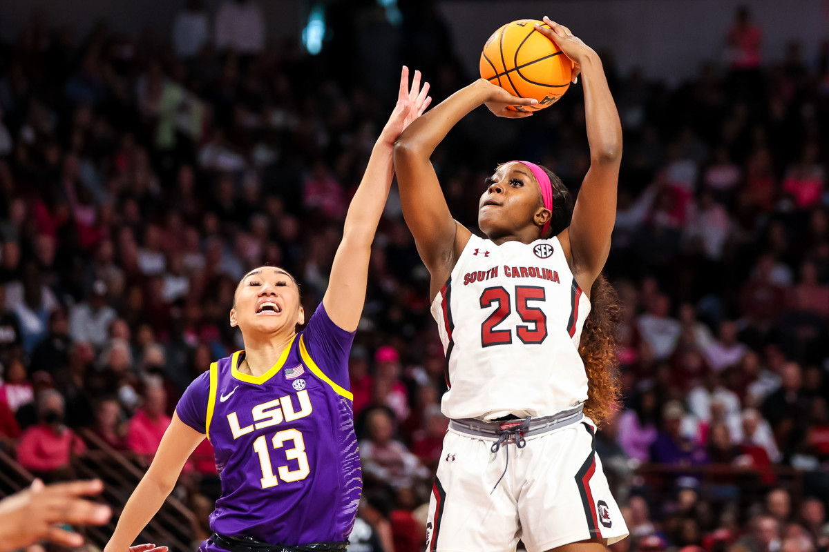 Raven Johnson putting up a shot against LSU's Last-Tear Poa in last season's matchup (12th Feb., 2023)