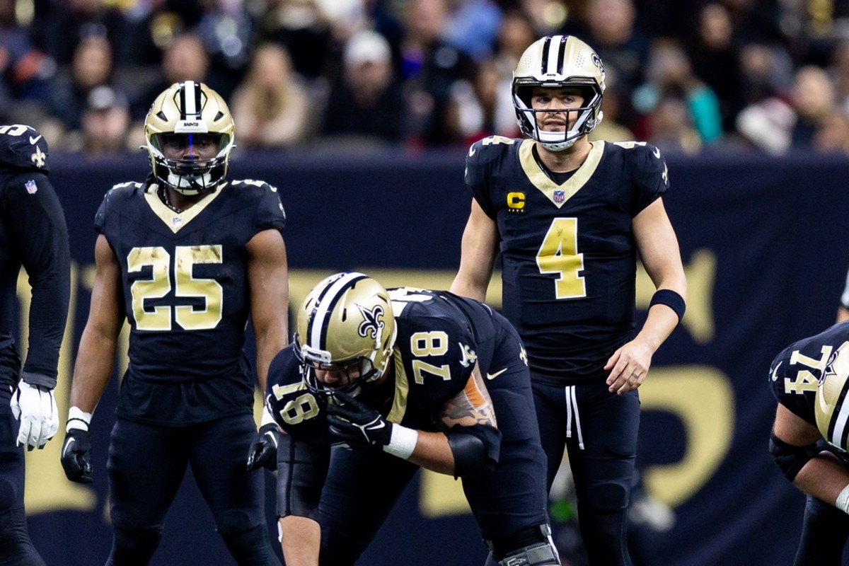 Jan 7, 2024; New Orleans Saints quarterback Derek Carr (4) looks over the Atlanta Falcons defense. Mandatory Credit: Stephen Lew-USA TODAY Sports