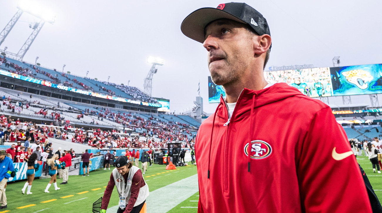 Kyle Shanahan walks off the field at halftime.