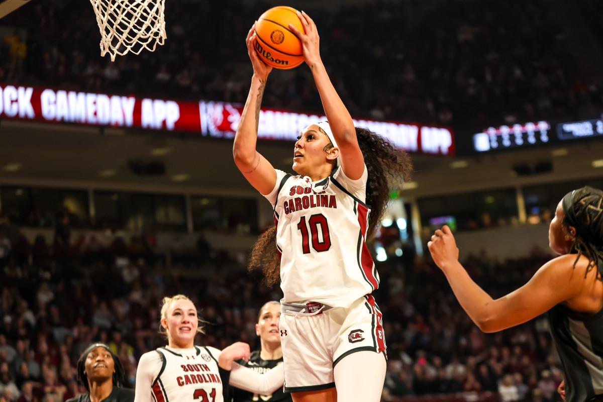 Kamilla Cardoso grabs a rebound against the Vanderbilt Commodores (28th Jan., 2024)