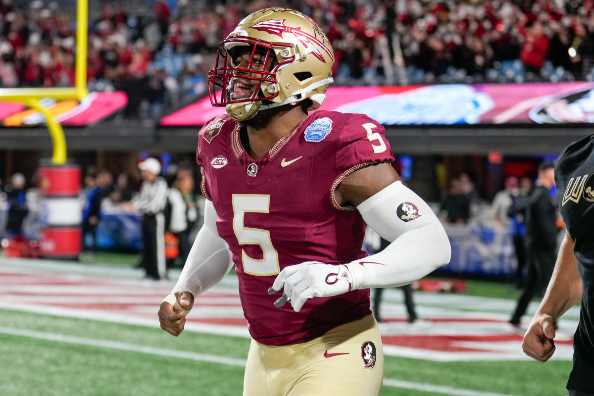 Florida State Seminoles defensive lineman Jared Verse (5) during warm ups against the Louisville Cardinals