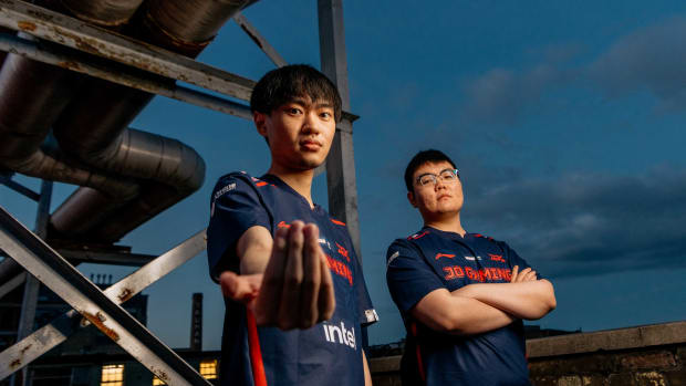 JDG strike intimidating poses at MSI 2023