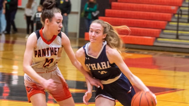 Cardinal O'Hara's Joanie Quinn dribbles around the defense by Central's Bella Chimienti.