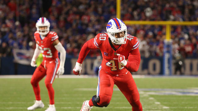 Buffalo Bills linebacker Von Miller (40) gets off the line against the Giants.