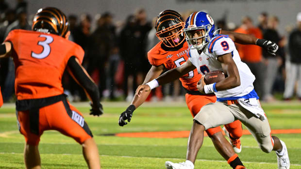 East St. Louis quarterback Robert Battle