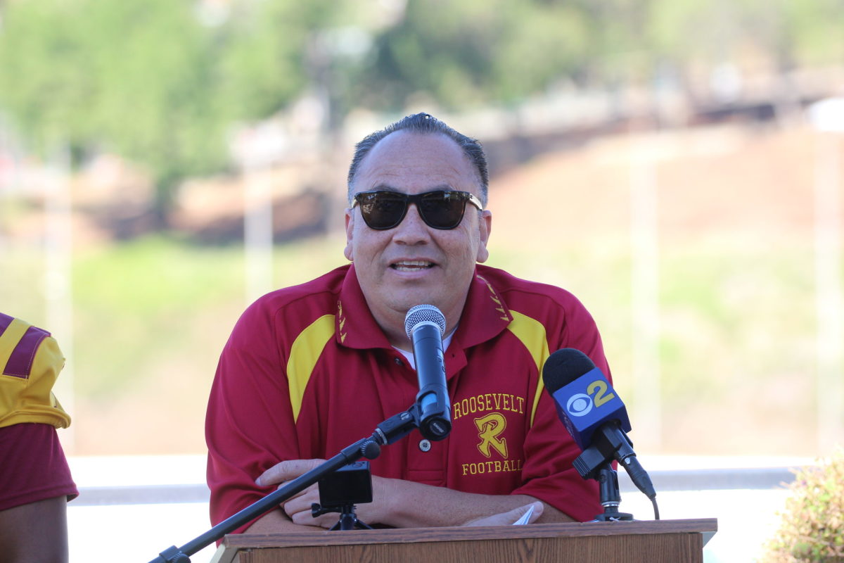 Roosevelt-Garfield-press-conference-football_6931