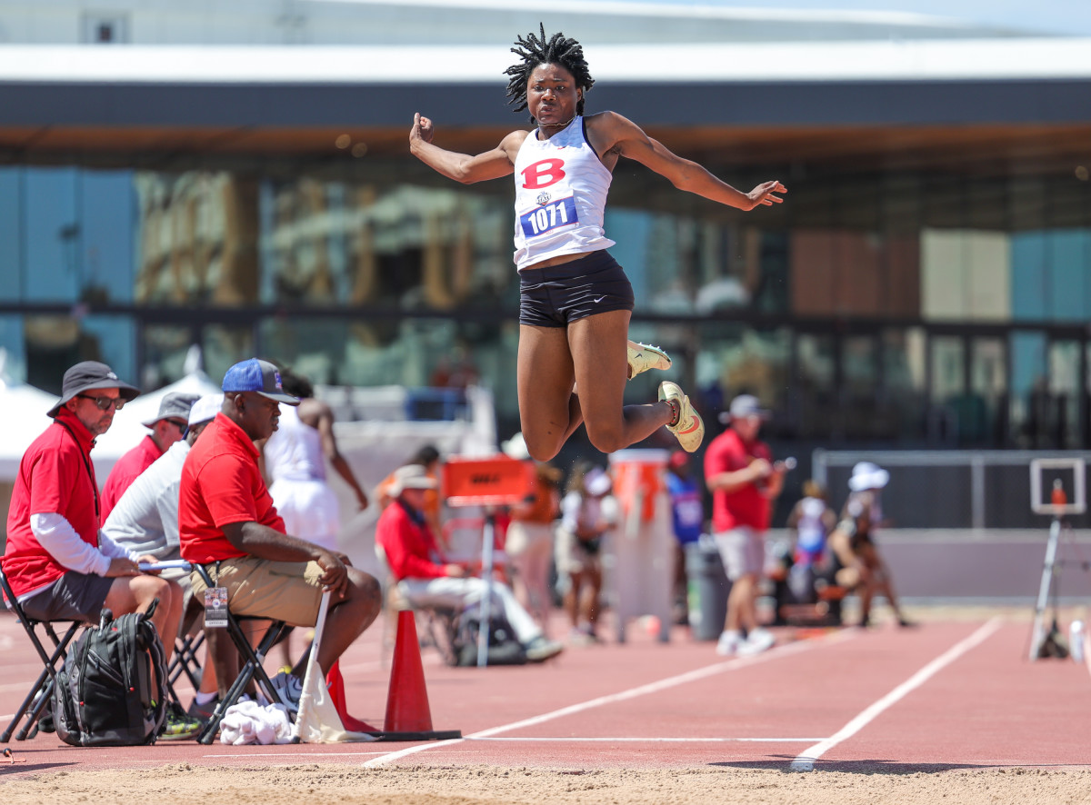 Look Jelani Watkins leaves pack behind to win 200meter dash at Texas