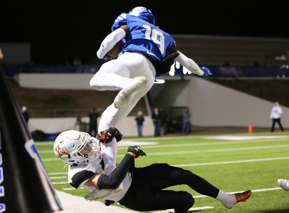 Midlothian's Bryant Wesco (5-star Clemson commit) evades a tackler on the sideline. 