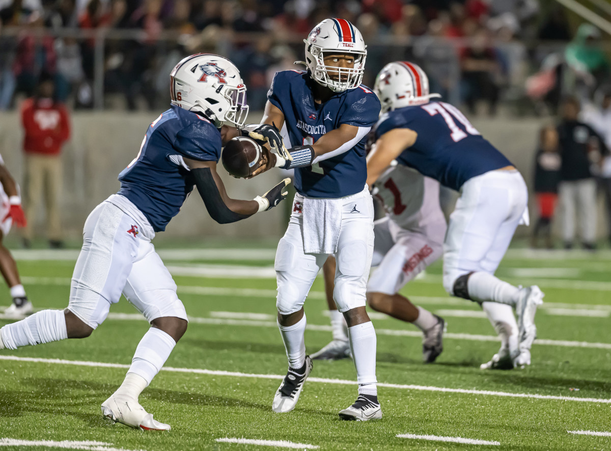 Humble Atascocita running back Tory Blaylock takes 