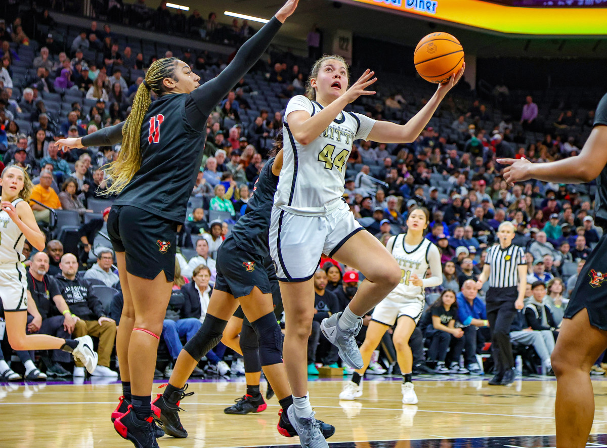 Elena Weisman (44), Mitty against Kennedy Smith (11). Photo: Ralph Thompson. 