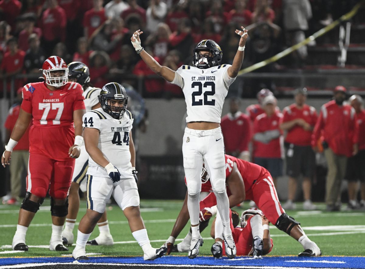 Mater Dei-St. John Bosco FB Heston Quan Oct. 7 2022 kbdAmWA0