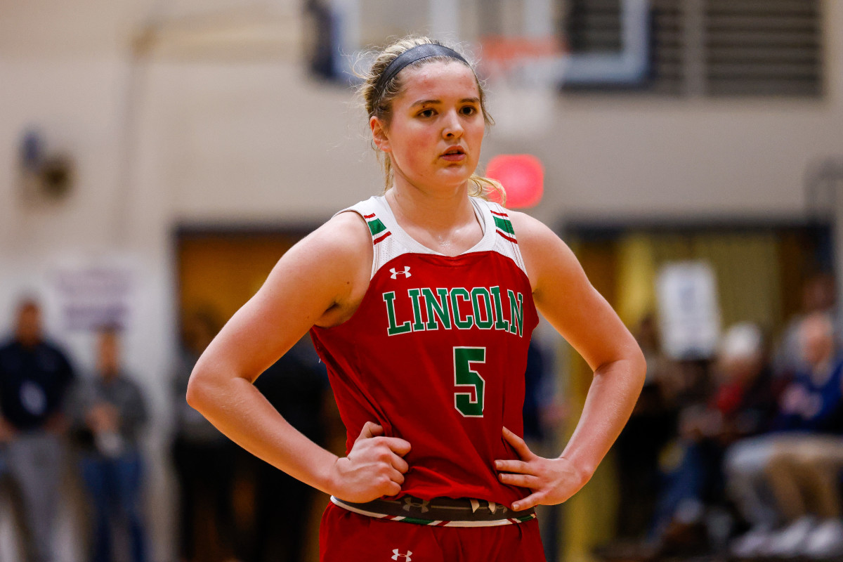 Illinois girls high school basketball: Kloe Froebe surpassed 3,000 career points in a win over O'Fallon on February 2, 2024.