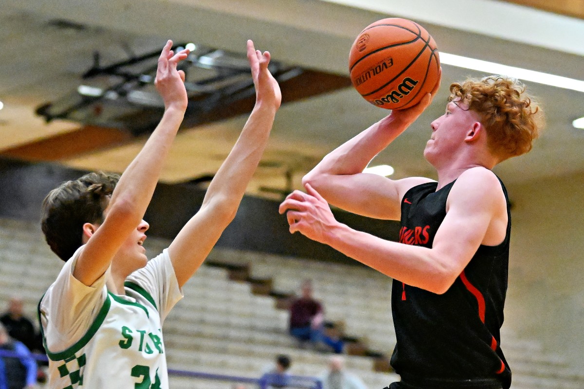 a Summit Mountain View 5A Oregon boys basketball quarterfinal 2024 Leon Neuschwander 38