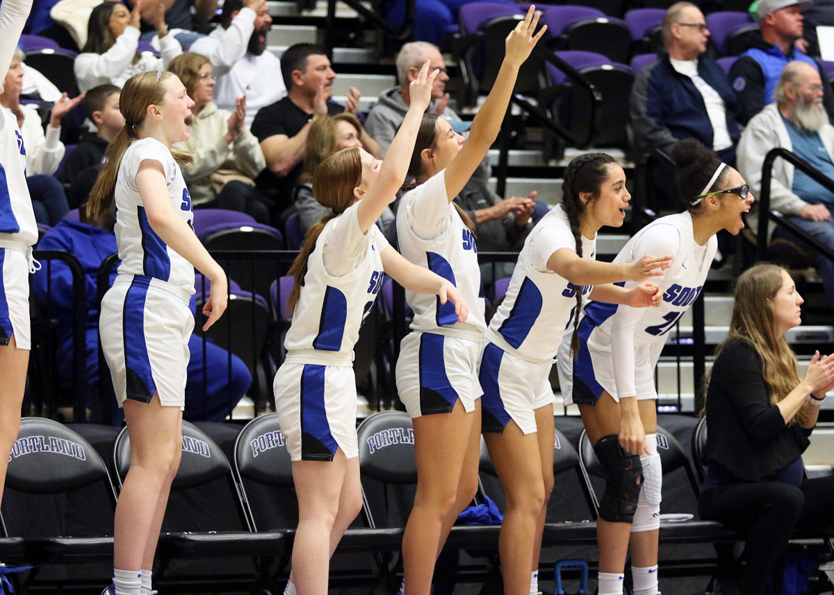 a South Medford Southridge 6A Oregon girls basketball quarterfinal 2024 Dan Brood 14