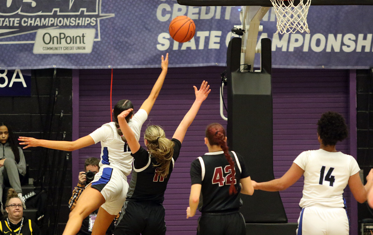 a South Medford Southridge 6A Oregon girls basketball quarterfinal 2024 Dan Brood 20