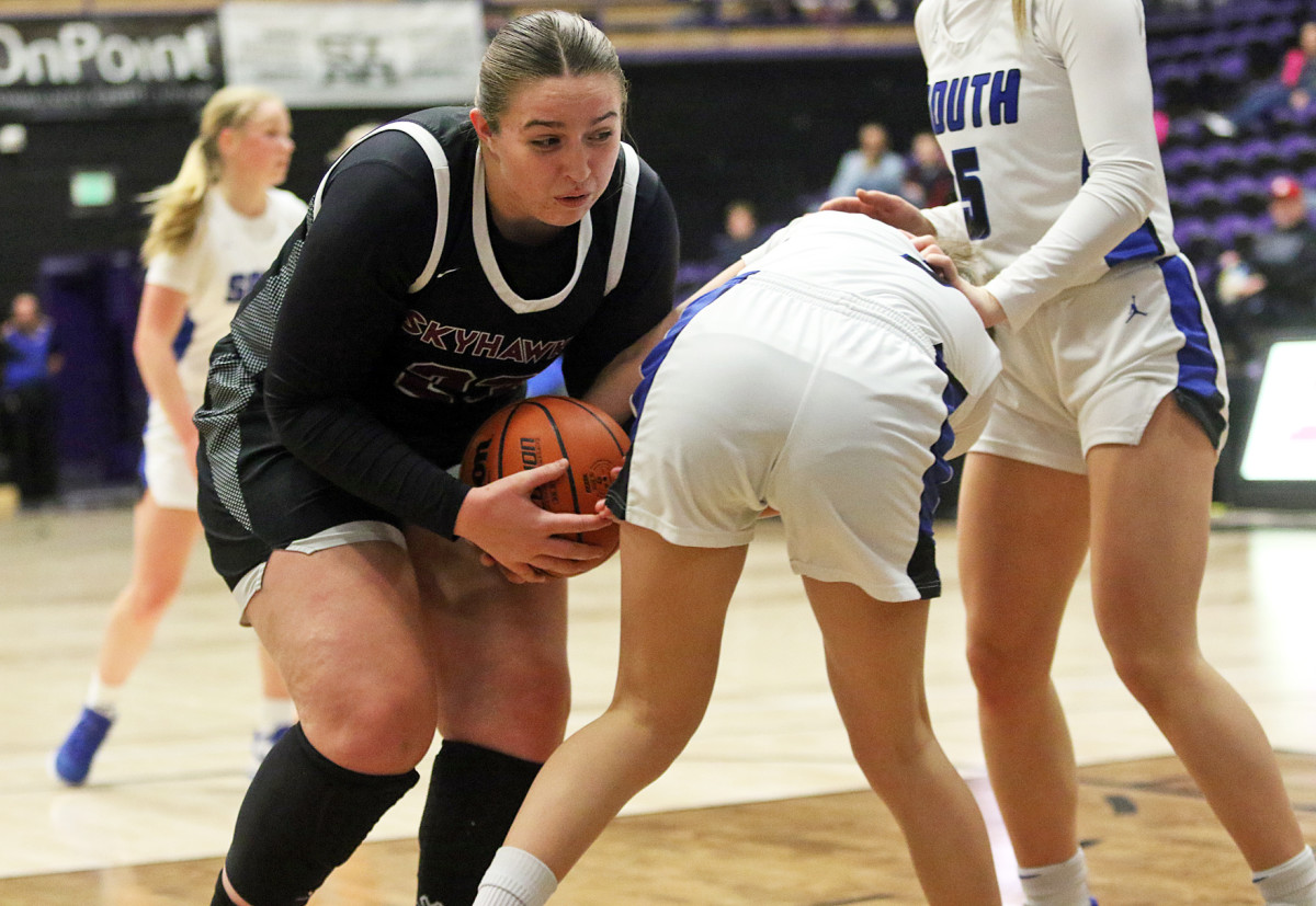 a South Medford Southridge 6A Oregon girls basketball quarterfinal 2024 Dan Brood 17