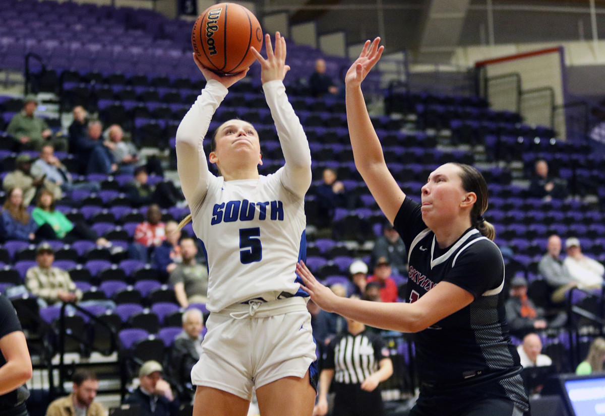 a South Medford Southridge 6A Oregon girls basketball quarterfinal 2024 Dan Brood 32