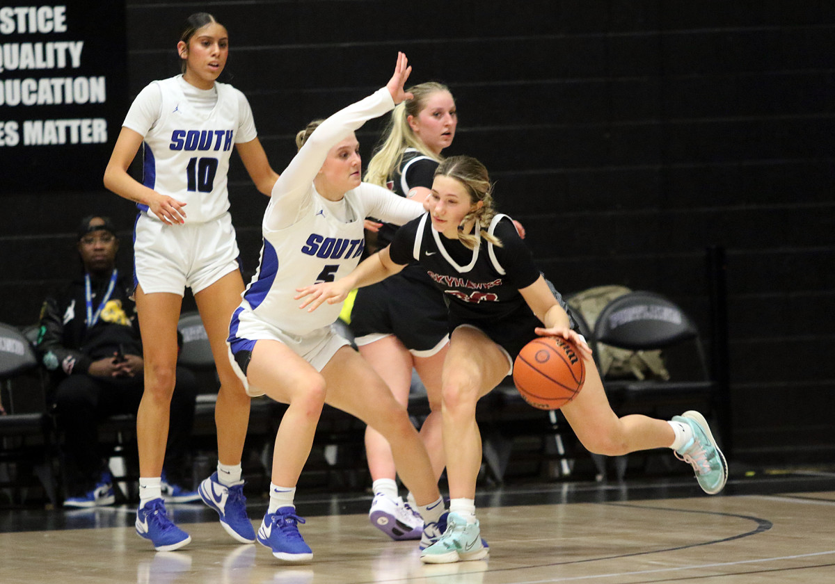 a South Medford Southridge 6A Oregon girls basketball quarterfinal 2024 Dan Brood 42