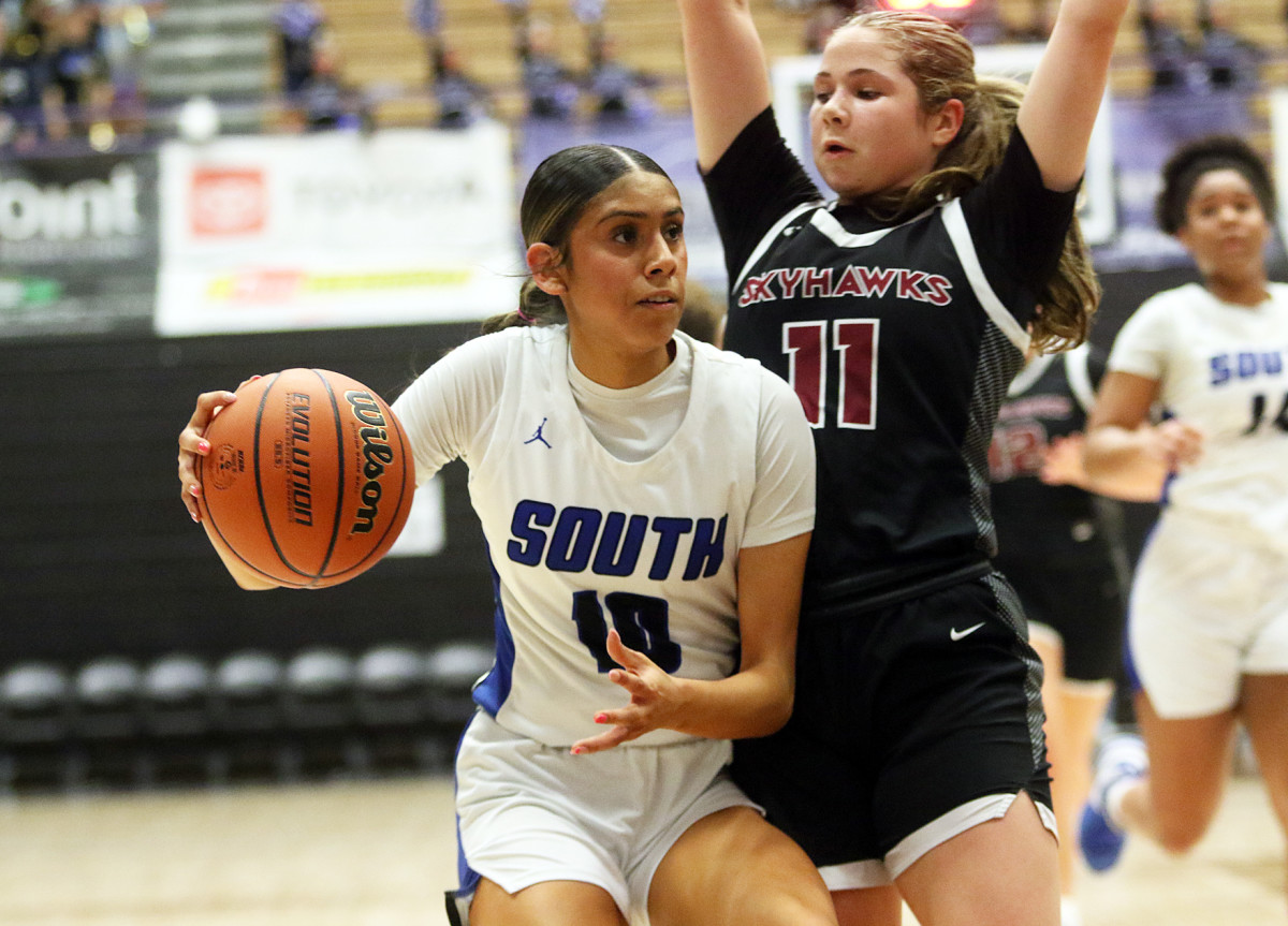 a South Medford Southridge 6A Oregon girls basketball quarterfinal 2024 Dan Brood 40