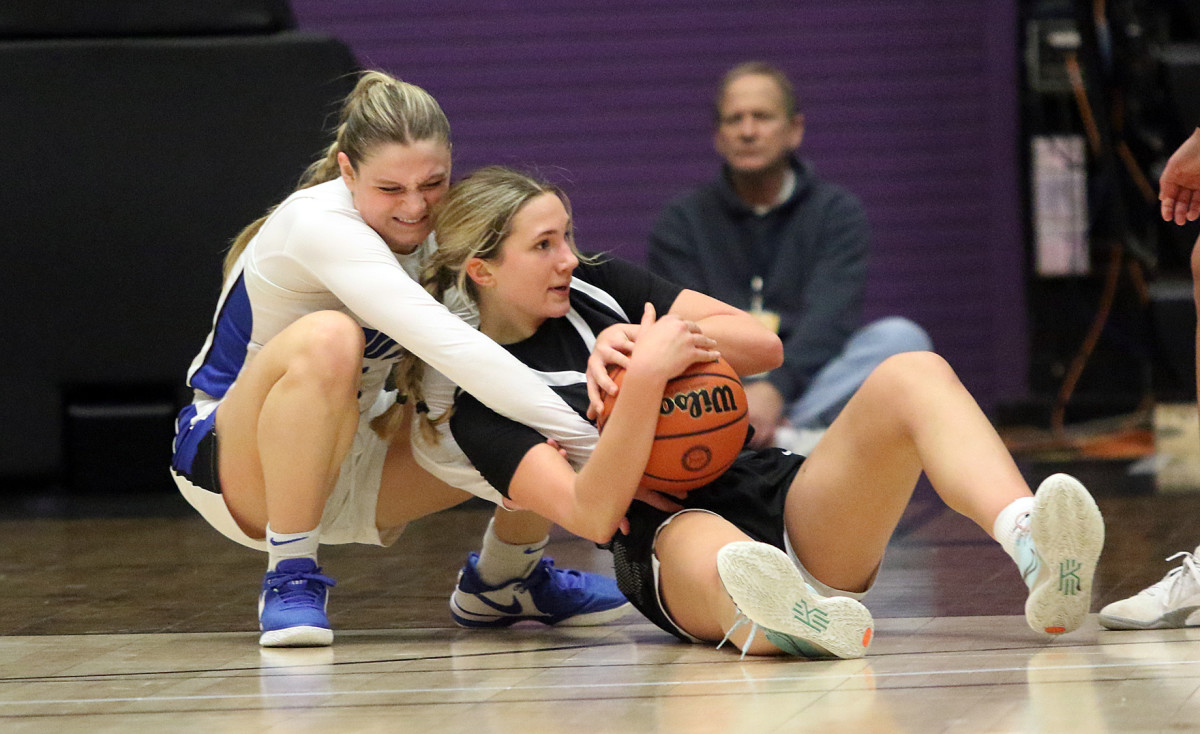 a South Medford Southridge 6A Oregon girls basketball quarterfinal 2024 Dan Brood 45