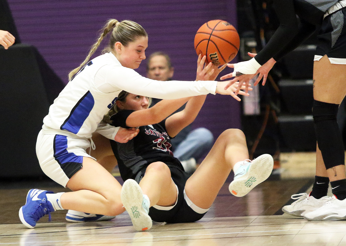 a South Medford Southridge 6A Oregon girls basketball quarterfinal 2024 Dan Brood 46