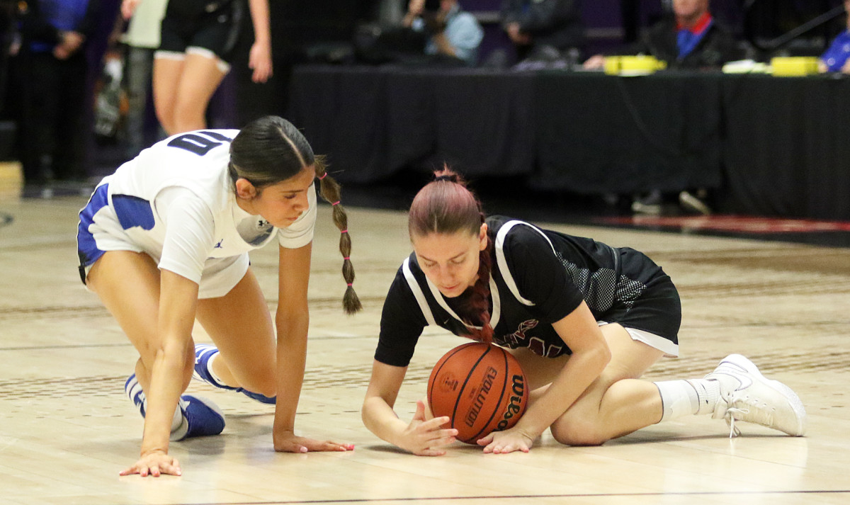 a South Medford Southridge 6A Oregon girls basketball quarterfinal 2024 Dan Brood 48