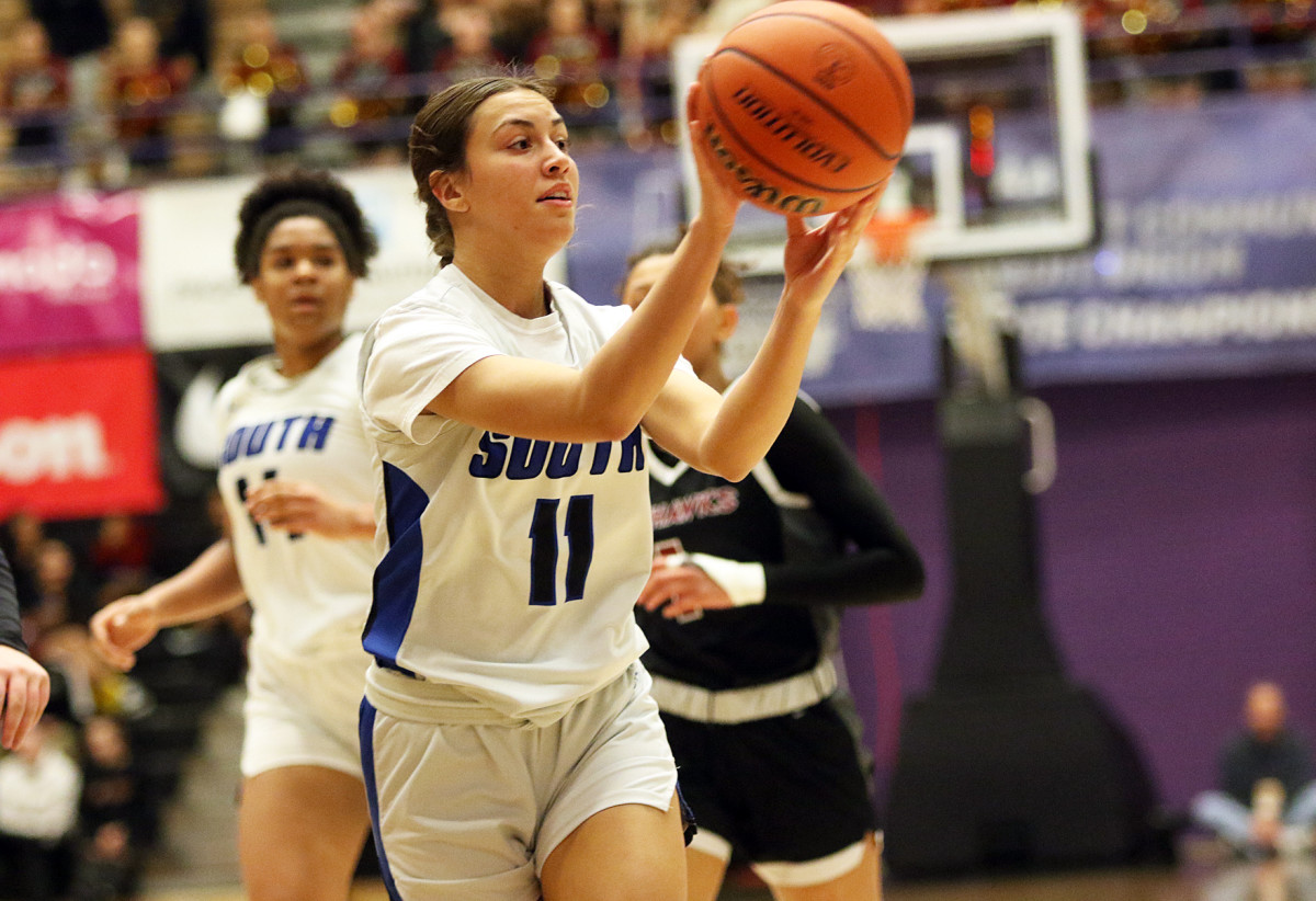 a South Medford Southridge 6A Oregon girls basketball quarterfinal 2024 Dan Brood 47