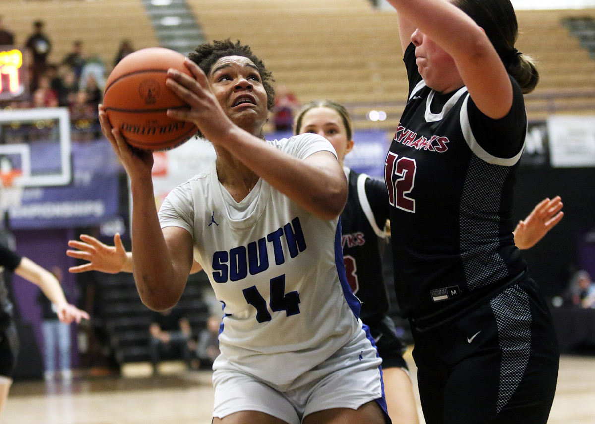 a South Medford Southridge 6A Oregon girls basketball quarterfinal 2024 Dan Brood 52