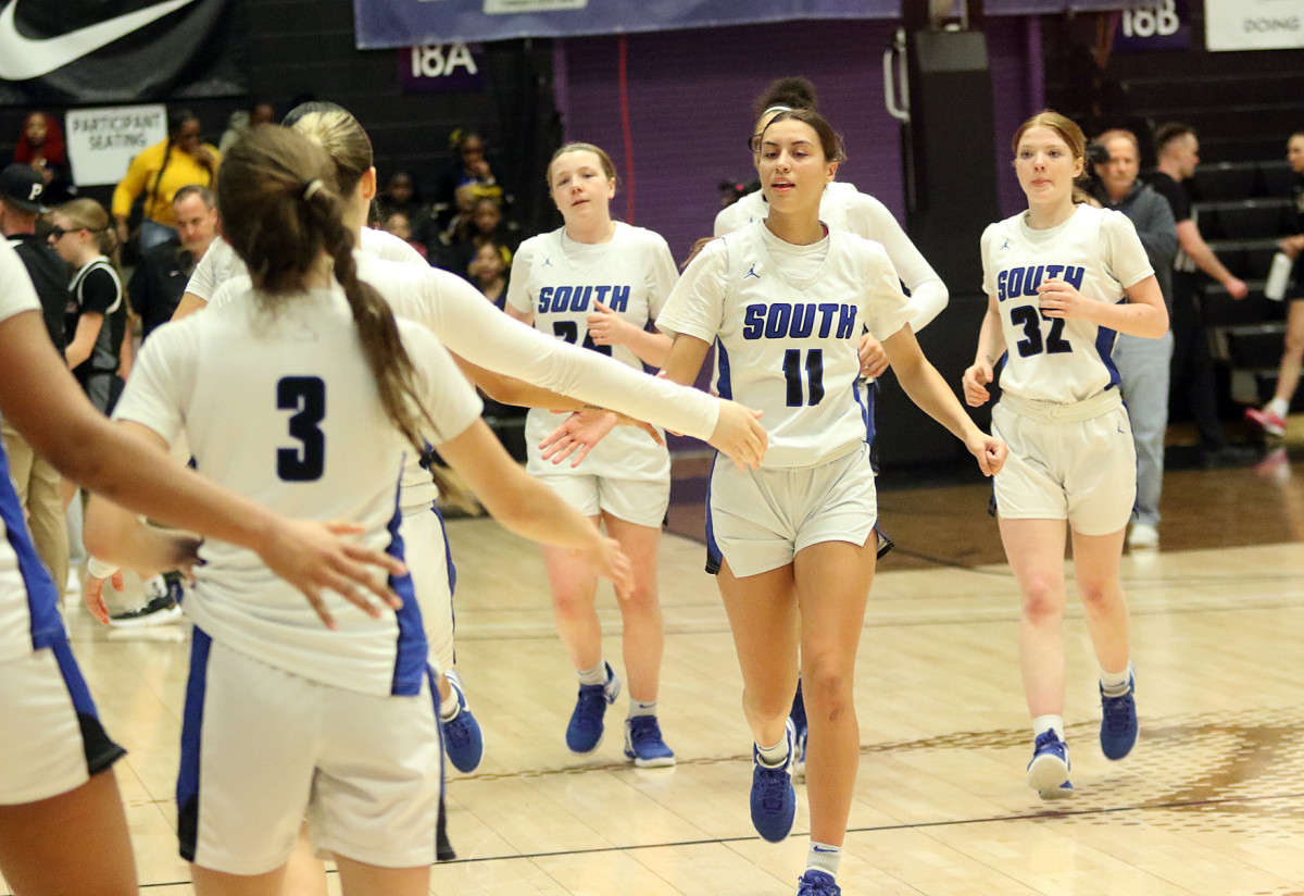 a South Medford Southridge 6A Oregon girls basketball quarterfinal 2024 Dan Brood 55