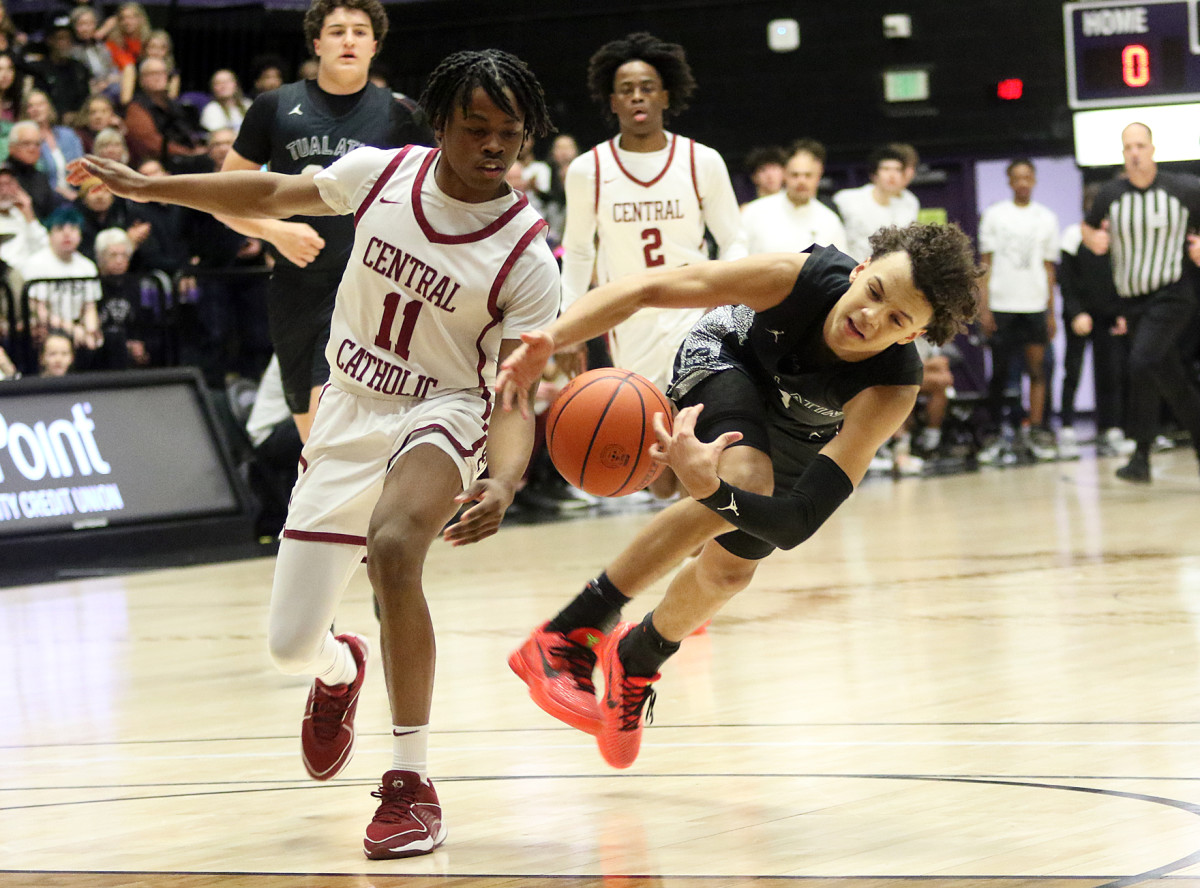 a Tualatin Central Catholic 6A Oregon boys basketball semifinal 2024 Dan Brood 13