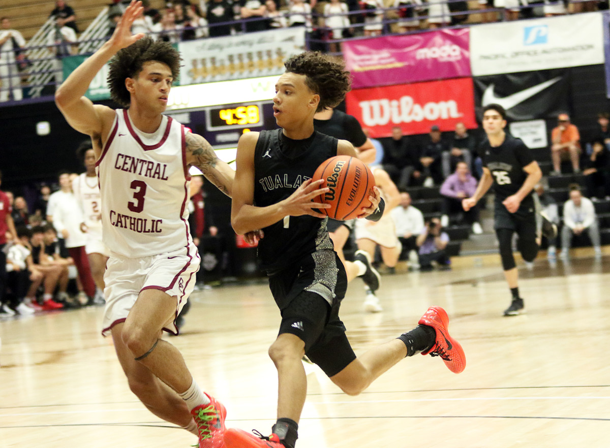 a Tualatin Central Catholic 6A Oregon boys basketball semifinal 2024 Dan Brood 17