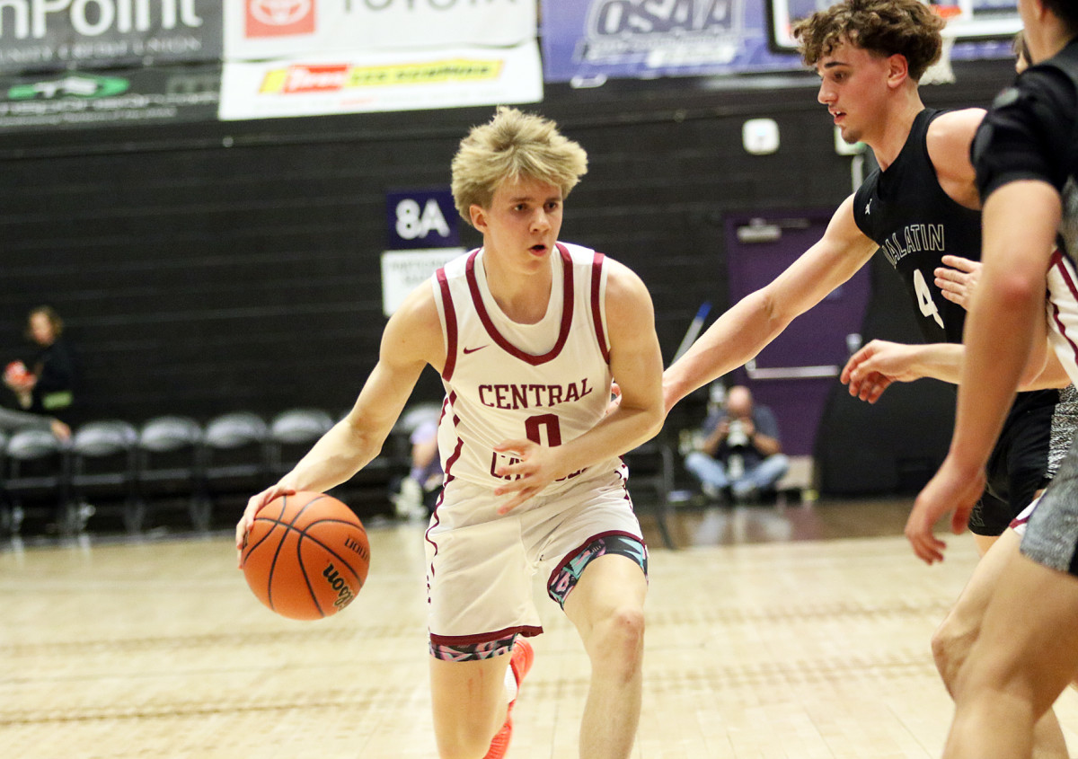 a Tualatin Central Catholic 6A Oregon boys basketball semifinal 2024 Dan Brood 27