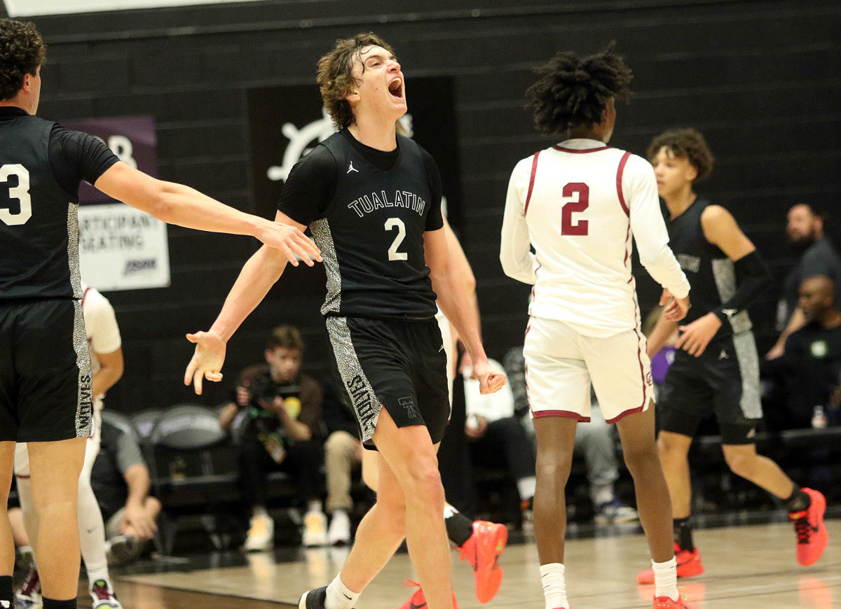 a Tualatin Central Catholic 6A Oregon boys basketball semifinal 2024 Dan Brood 33