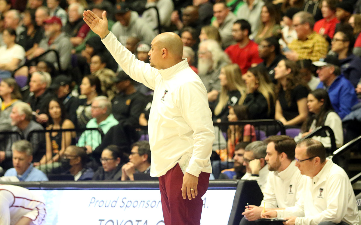 a Tualatin Central Catholic 6A Oregon boys basketball semifinal 2024 Dan Brood 31