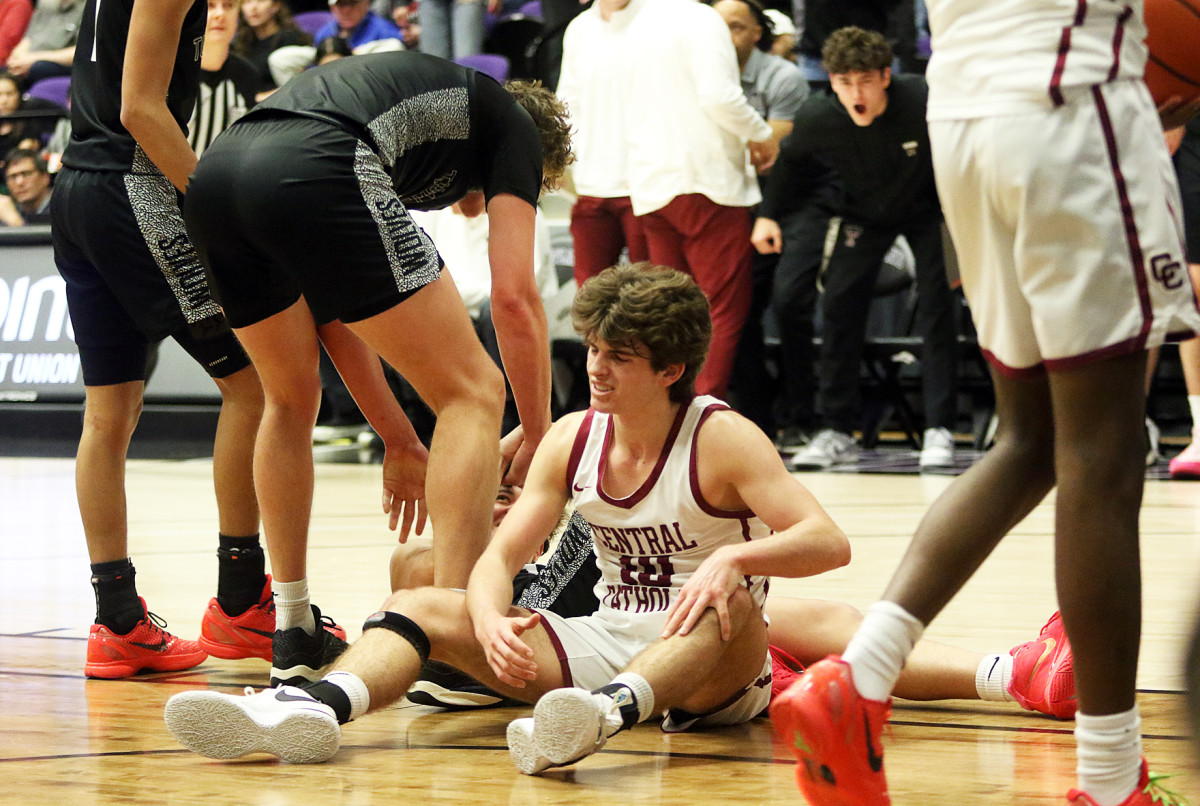 a Tualatin Central Catholic 6A Oregon boys basketball semifinal 2024 Dan Brood 44