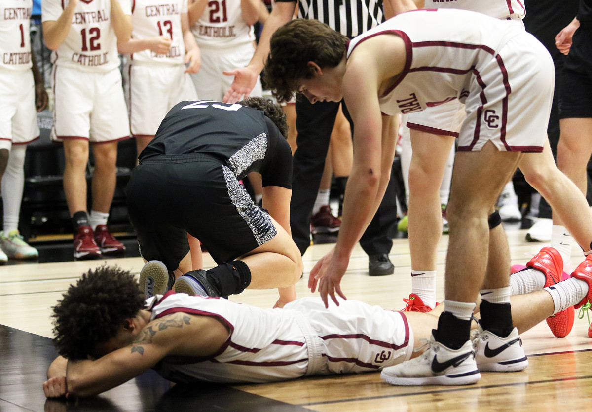 a Tualatin Central Catholic 6A Oregon boys basketball semifinal 2024 Dan Brood 51