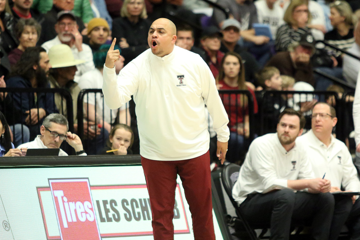 a Tualatin Central Catholic 6A Oregon boys basketball semifinal 2024 Dan Brood 60