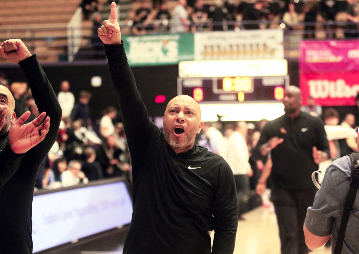 a Tualatin Central Catholic 6A Oregon boys basketball semifinal 2024 Dan Brood 65