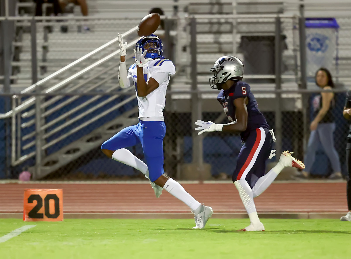 Trento Mosley hauls in a touchdown pass from Hunter Melton. Photo: Joe Bergman. 