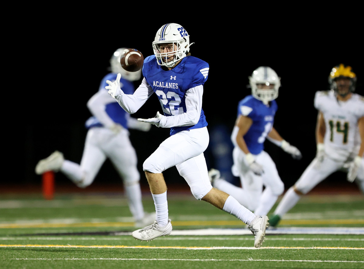 Henry Souza (22) takes a short pass