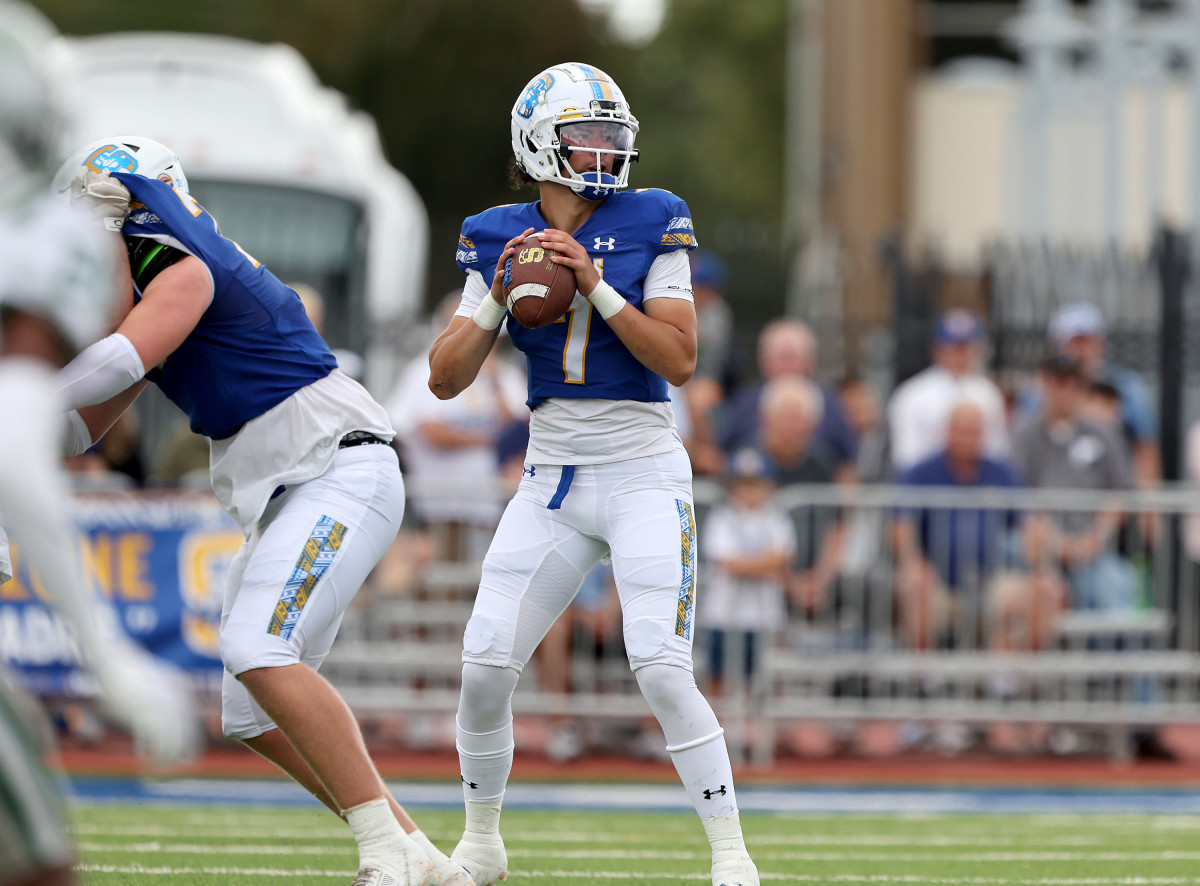 Maealiuaki Smith (7), Serra quarterback. Photo: Dennis Lee