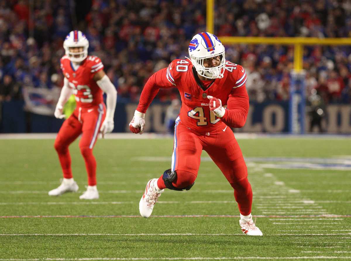 Buffalo Bills linebacker Von Miller (40) gets off the line against the Giants.