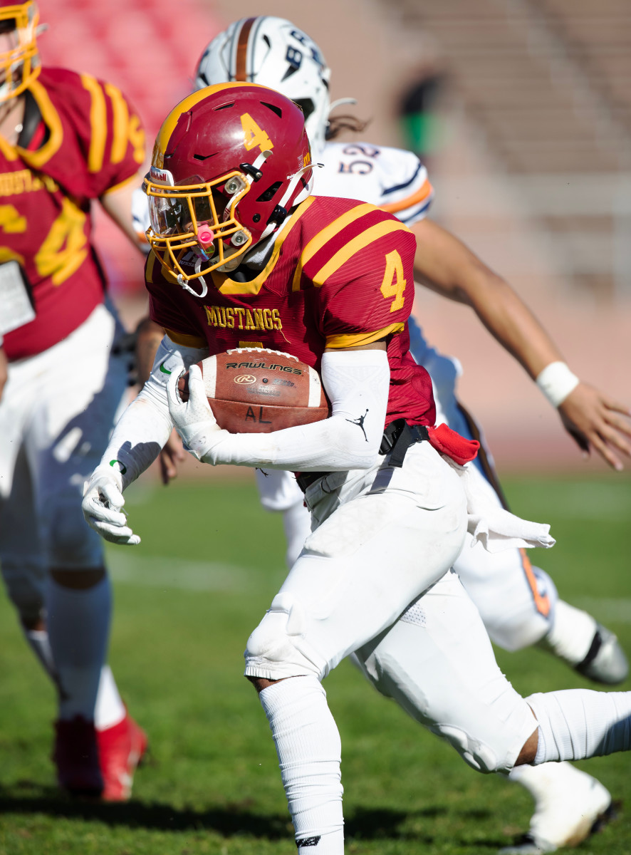 Lincoln's Jamelle Newman takes off on his 76-yard touchdown run. He finished with 21 carries for 172 yards and two TDs. 