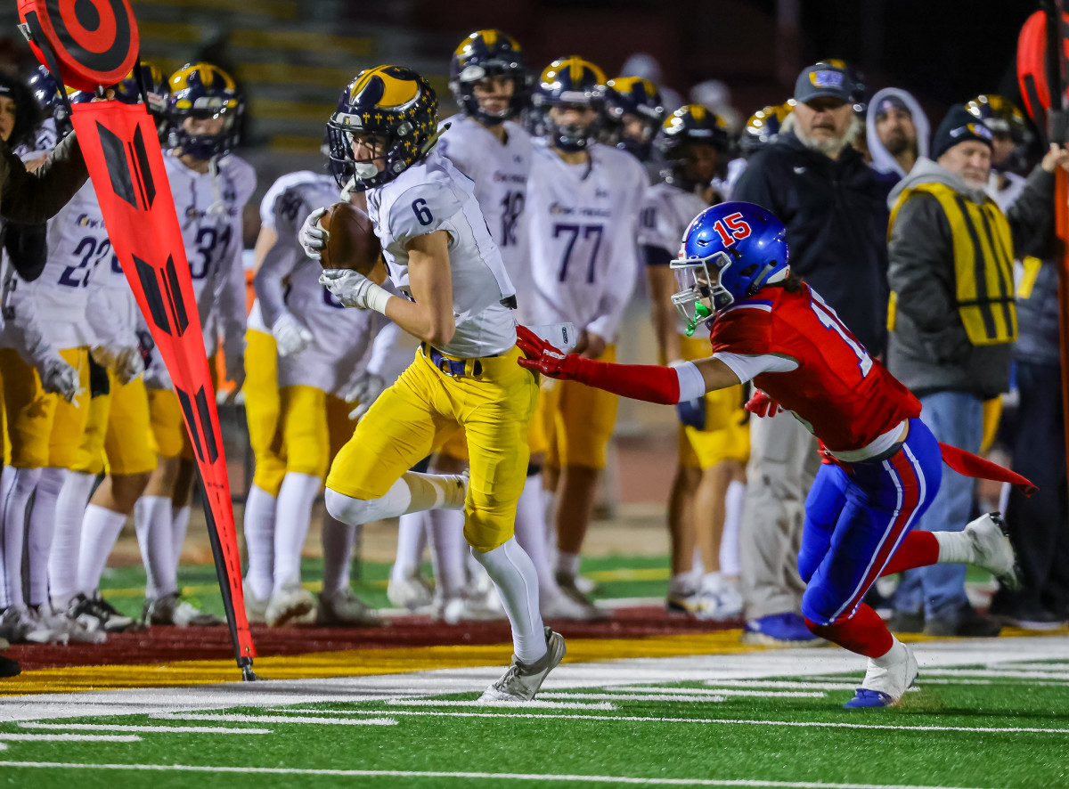 Jadon Anderson (6) scooting down the sideline for a touchdown.