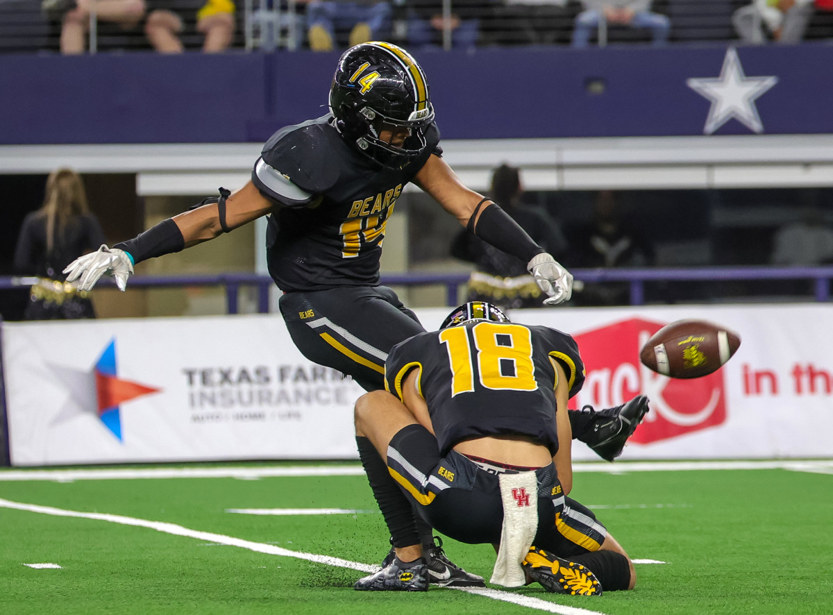 Look: Timpson Defeats Tolar To Win Texas 2A Division 1 State Football ...