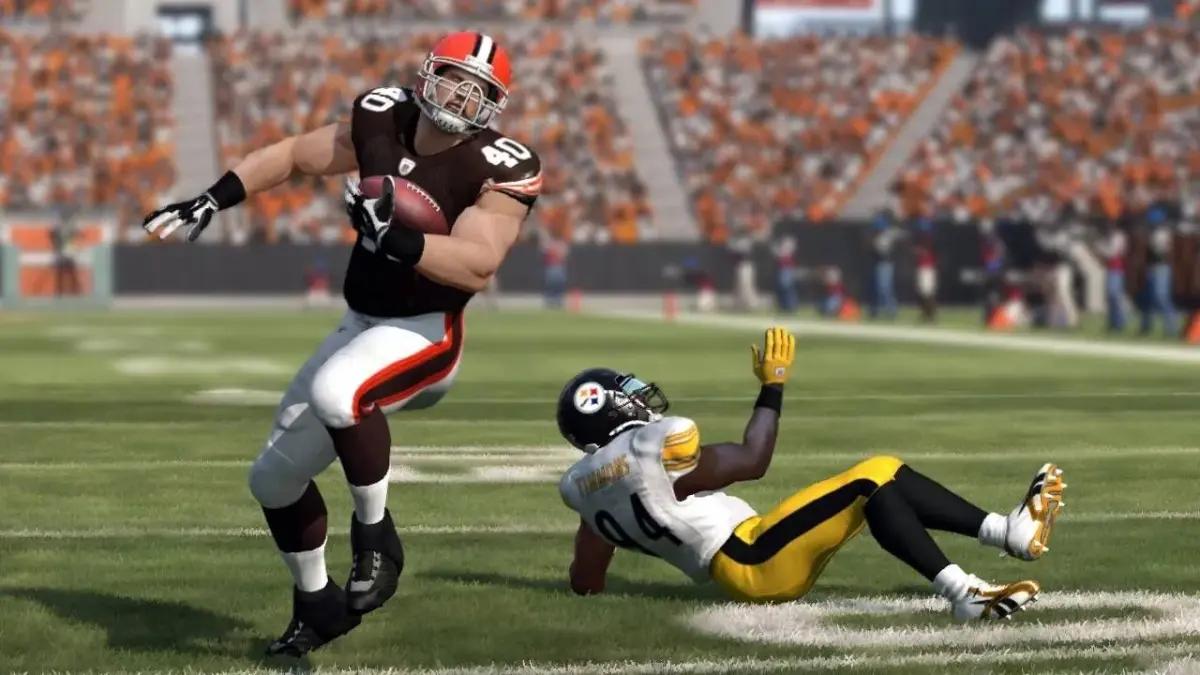 An attacking player dodges a tackle in Madden 12.